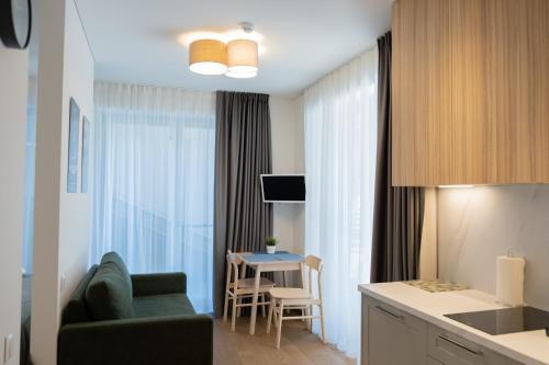耶德庫安特的住宿－COME2rest - Kalno namai，客厅配有绿色沙发和桌子