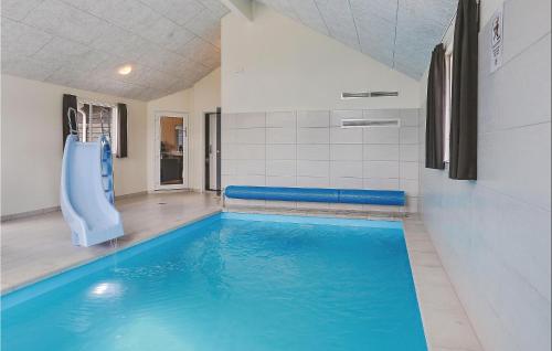 בריכת השחייה שנמצאת ב-Amazing Home In Vggerlse With Sauna, Wifi And Indoor Swimming Pool או באזור