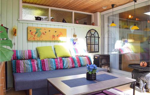 ein Wohnzimmer mit einem Sofa und einem Tisch in der Unterkunft Beautiful Home In Gilleleje With Private Swimming Pool, Can Be Inside Or Outside in Gilleleje