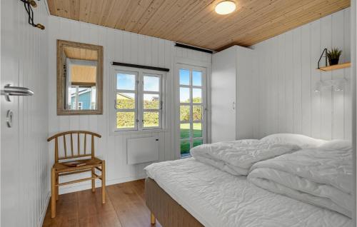 um quarto com uma cama, uma cadeira e uma janela em Amazing Home In Juelsminde With Wifi em Sønderby