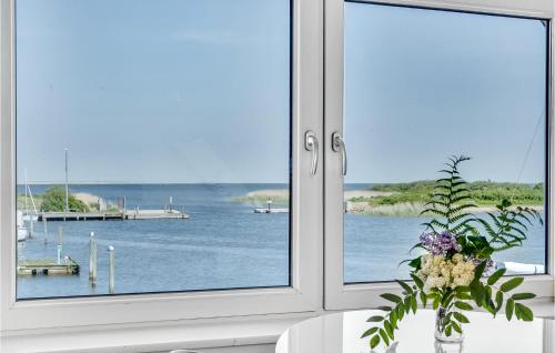 HemmetにあるLovely Apartment In Hemmet With Wifiの水辺の景色を望む窓付きの客室です。