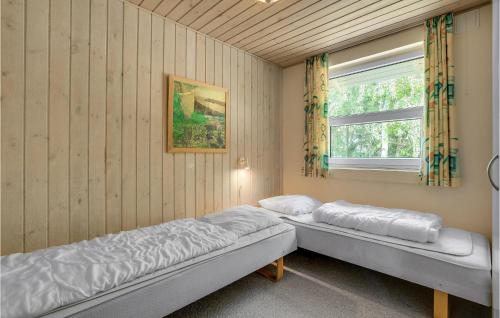 ロモ・キルケビーにあるAmazing Home In Rm With 4 Bedrooms, Sauna And Wifiの窓付きの部屋 ベッド2台