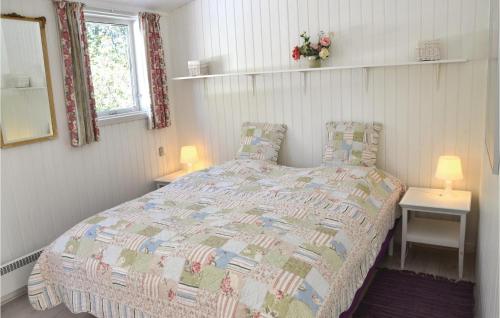 ジルレジェにあるGorgeous Home In Gilleleje With Kitchenの小さなベッドルーム(ベッド1台、ランプ2つ付)