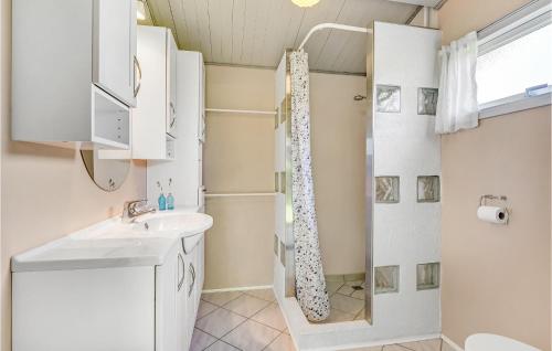 Bathroom sa Cozy Home In Slagelse With Kitchen