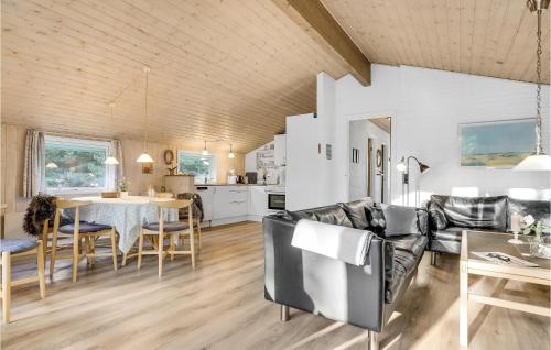 Bolilmark的住宿－Cozy Home In Rm With Kitchen，客厅配有沙发和桌子