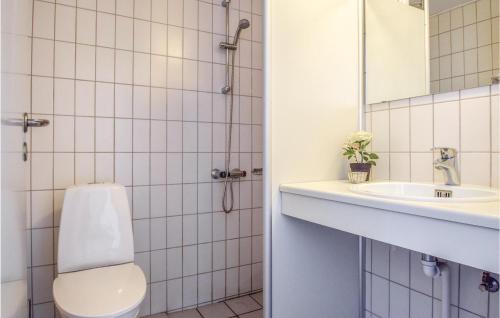 y baño con aseo y lavamanos. en Nice Apartment In Rudkbing With 2 Bedrooms And Wifi, en Rudkøbing
