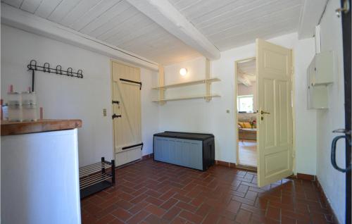 an empty room with a kitchen and a door at Drosselgrden in Branderup