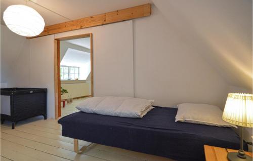 1 dormitorio con cama y espejo grande en Drosselgrden, en Branderup