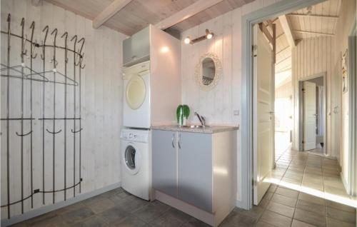 una lavanderia bianca con lavatrice e asciugatrice di Amazing Home In Rm With 4 Bedrooms, Sauna And Wifi a Bolilmark
