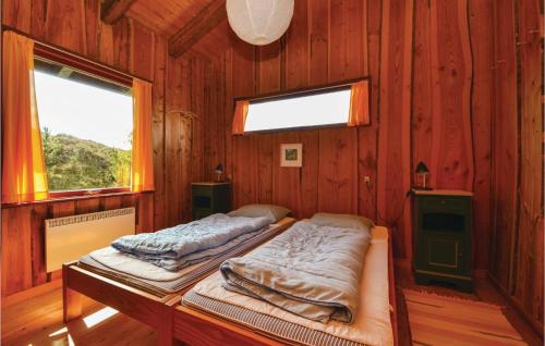 Habitación de madera con 2 camas y 2 ventanas en 3 Bedroom Cozy Home In Fan, en Sønderho