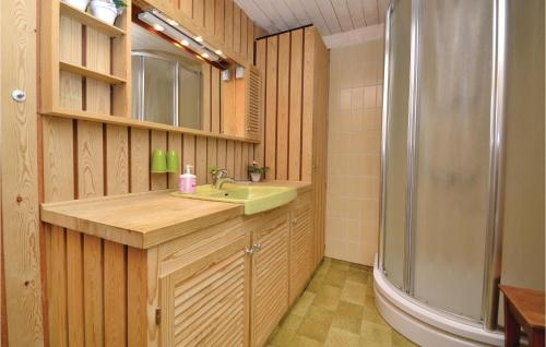 y baño con lavabo y ducha. en 3 Bedroom Cozy Home In Fan, en Sønderho