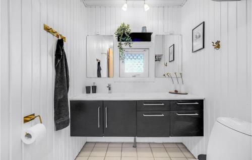 cocina blanca con fregadero y ventana en Stunning Home In Fan With House A Panoramic View en Fanø