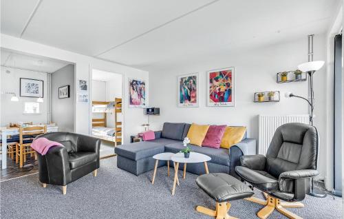 uma sala de estar com um sofá, cadeiras e uma mesa em Rim Rm em Sønderby