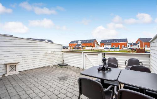 patio con mesa y sillas en el balcón en Rim Rm, en Sønderby