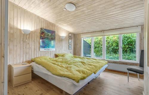 エーベルトフトにある3 Bedroom Pet Friendly Home In Ebeltoftのベッドルーム1室(黄色の掛け布団付きのベッド1台付)