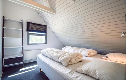 ロモ・キルケビーにあるNice Home In Rm With 3 Bedrooms, Sauna And Wifiの木製の壁の客室内のベッド2台