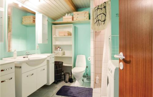 een badkamer met een toilet en een wastafel bij Cozy Home In Ejstrupholm With Kitchen in Ejstrup