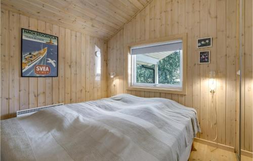 Vester Sømarkenにある4 Bedroom Amazing Home In Nexの木製の部屋にベッド1台が備わるベッドルーム1室があります。