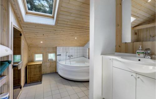 Vester Sømarkenにある4 Bedroom Amazing Home In Nexのバスルーム(大型バスタブ、シンク付)
