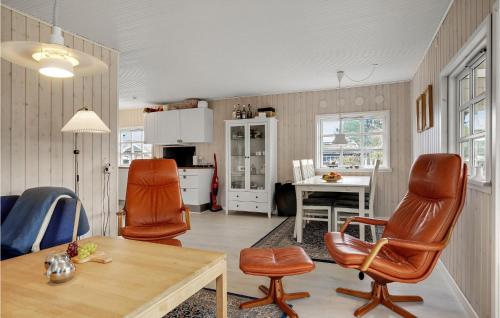 Et opholdsområde på Nice Home In Juelsminde With Kitchen