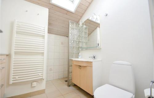 ห้องน้ำของ Nice Home In Knebel With Indoor Swimming Pool