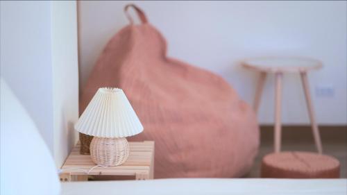 a lamp sitting on a table next to a large vase at 咻咻宿 Xiuxiu 電梯宅 in Taitung City