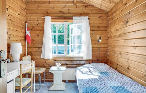 KlintにあるStunning Home In Nykbing Sj With Wifiのベッドルーム1室(ベッド1台、デスク、窓付)