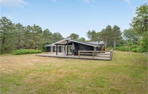 Κήπος έξω από το Three-Bedroom Holiday Home In Humble