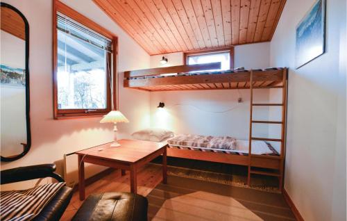 YderbyにあるNice Home In Sjllands Odde With Kitchenの二段ベッド1組、デスクが備わる小さな客室です。