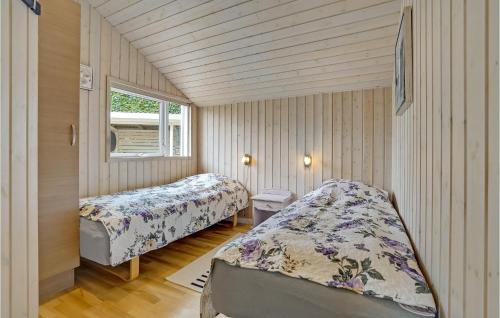 ハザスレウにあるStunning Home In Haderslev With Saunaのベッドルーム1室(ベッド2台、窓付)