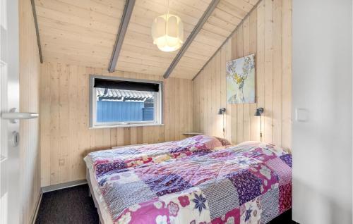 HejlsにあるAmazing Home In Hejls With Wifiの木製の部屋にベッド1台が備わるベッドルーム1室があります。