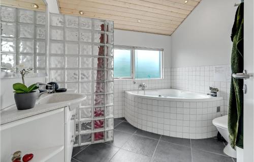 ハザスレウにあるStunning Home In Haderslev With Saunaの白いバスルーム(バスタブ、シンク付)