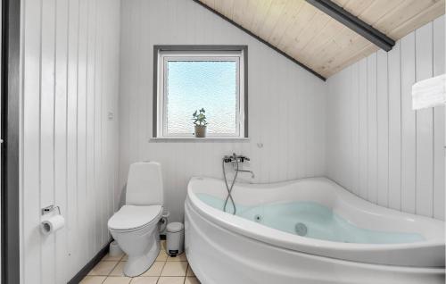 een witte badkamer met een bad en een toilet bij Amazing Home In Hejls With Wifi in Hejls