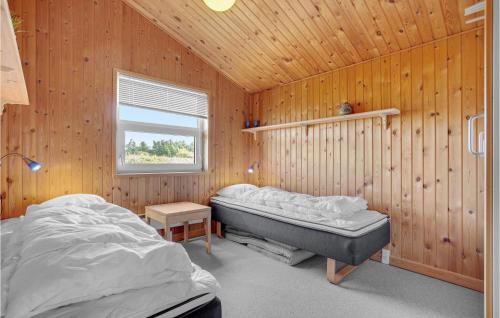 BjerregårdにあるNice Home In Hvide Sande With Wifiのベッドルーム1室(ベッド1台、窓、木製の壁付)