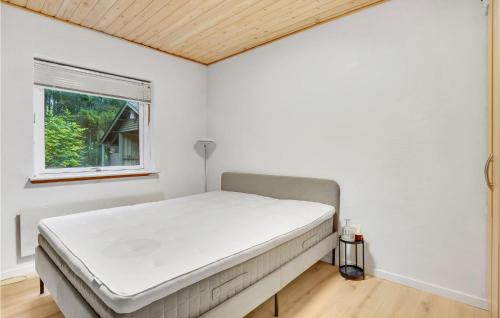 Säng eller sängar i ett rum på Amazing Home In Ans By With Wifi