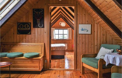 Bjerregårdにある3 Bedroom Lovely Home In Hvide Sandeの木造キャビン内のベッド1台