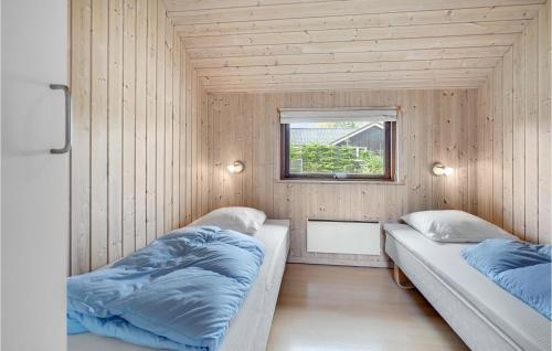 En eller flere senge i et værelse på Awesome Home In Vggerlse With 4 Bedrooms, Sauna And Wifi