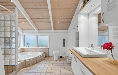 Koupelna v ubytování Stunning Home In Dannemare With Wifi