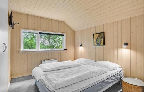 Bøtø ByにあるNice Home In Vggerlse With 4 Bedrooms, Sauna And Wifiの窓付きの部屋にベッド付きのベッドルーム1室があります。