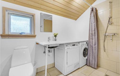 Koupelna v ubytování Awesome Home In Vggerlse With Kitchen
