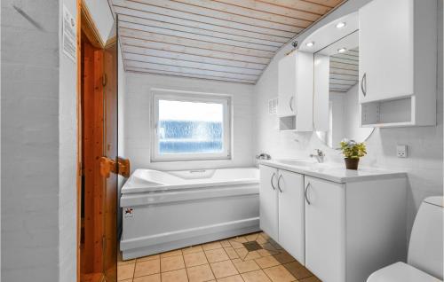 Vannas istaba naktsmītnē 3 Bedroom Stunning Home In Harbore