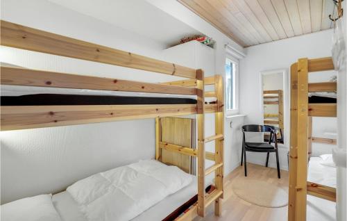 - une chambre avec 2 lits superposés et un bureau dans l'établissement 4 Bedroom Stunning Home In Hals, à Hals