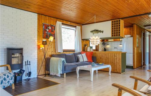 ein Wohnzimmer mit Sofa und Tisch in der Unterkunft Awesome Home In Aakirkeby With Kitchen in Vester Sømarken