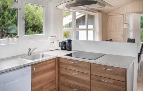 Kuchyňa alebo kuchynka v ubytovaní Amazing Home In Storvorde With Wifi