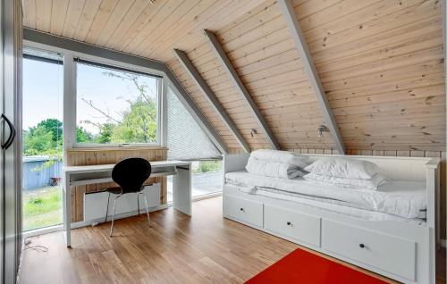 埃伯爾措夫特的住宿－Cozy Home In Ebeltoft With Kitchen，卧室配有白色的床和书桌