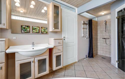 uma casa de banho com um lavatório e um chuveiro em Cozy Home In Ebeltoft With Kitchen em Ebeltoft