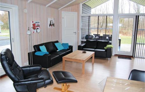 un soggiorno con mobili in pelle nera e un tavolo di Holiday Home Sydmarken Toftlund X a Vestergård