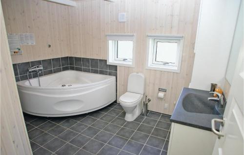 Vonios kambarys apgyvendinimo įstaigoje 4 Bedroom Gorgeous Home In Toftlund
