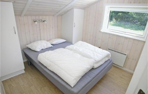 VestergårdにあるAmazing Home In Toftlund With 4 Bedrooms, Sauna And Wifiの窓付きの客室の大型ベッド1台分です。