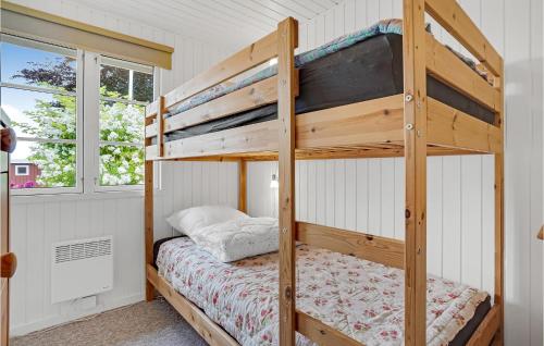 1 dormitorio con 2 literas en una habitación en Cozy Home In Skibby With Wifi, en Skibby